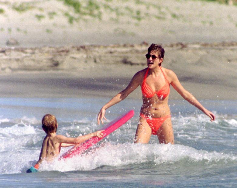 Photo Gallery Remembering Princess Diana Her Life In Photos